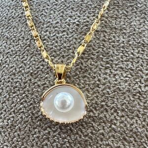 Elegant Gold with White Pearl in shell Pendant Necklace